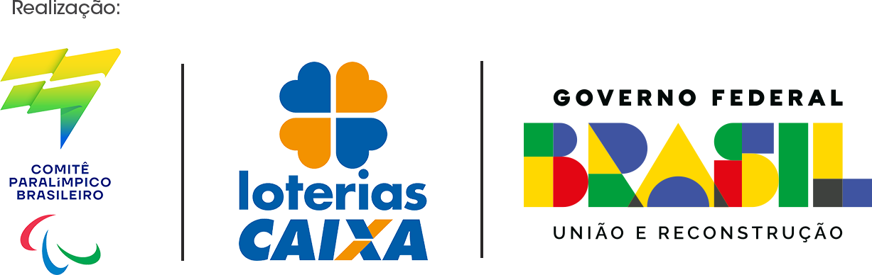 da esquerda para direita a logomarca do Comitê Paralímpico Brasileiro é composta por duas bandeiras estilizadas. Na parte de baixo o título: Comitê Paralímpico Brasileiro, e os 3 agitos nas cores vermelho, azul e verde, linhas assimétricas que representam movimento. Depois a logomarca da Loterias Caixa é composta por um trevo de 4 folhas, duas azuis e duas cor de laranja. O título: loterias CAIXA, abaixo em duas linhas, a palavra loterias escrita com letras minúsculas e CAIXA com letras maiúsculas mais grossas. Por ultimo a logomarca do Governo Federal Brasil União e Reconstrução, em 3 linhas, é composta pela palavra BRASIL, no meio, escrita com letras maiúsculas grandes e estilizadas nas cores da bandeira nacional somadas ao vermelho e ao preto, referente à diversidade. As letras são divididas em peças coloridas que se encaixam.
