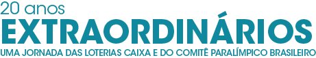O título da exposição, escrito com letras verdes, com a frase 20 anos com fontes mais finas e a palavra EXTRAORDINÁRIOS com fonte de letras maiúsculas grossas, separada em três linhas.
