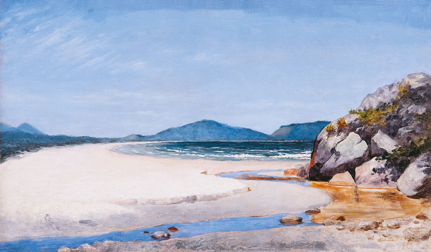 É dia na pintura da praia com o mar ao fundo. No canto inferior esquerdo, um riacho que avança sinuosamente até  um grande amontoado de pedras à direita e segue em direção ao mar.