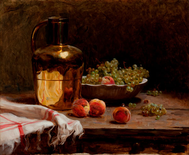 Pintura realista em tons quentes. Na mesa de madeira, uma jarra dourada. Ao lado, na vasilha e no tampo da mesa, uvas e pêssegos. À esquerda, uma toalha branca com faixas vermelhas.