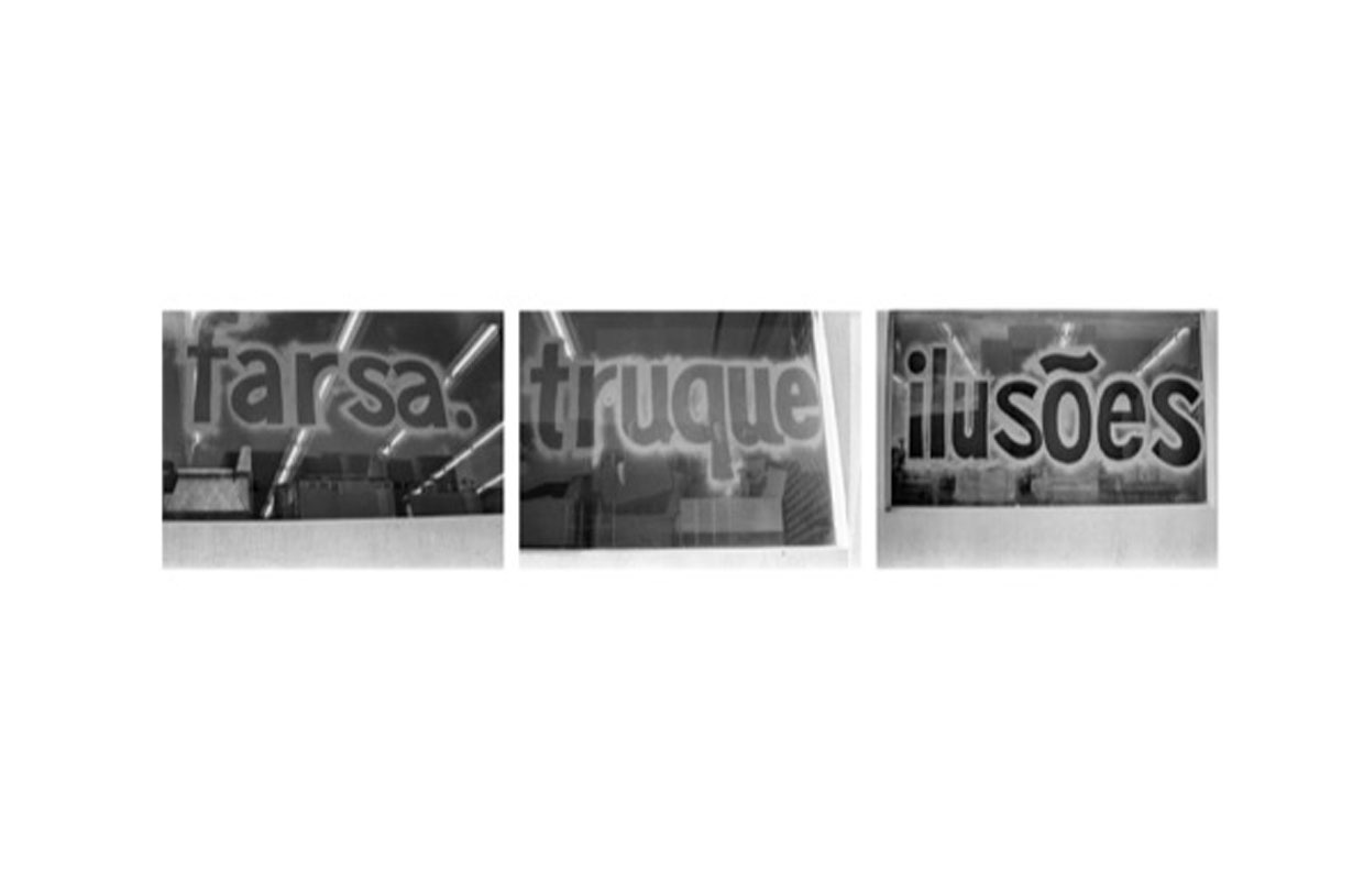 Três fotografias horizontais, em preto e branco, estão lado a lado. Nelas, vemos lâmpadas no teto e alguns objetos que lembram máquinas e sofás. Sobre cada  foto, uma palavra: “Farsa. Truque. Ilusões.”