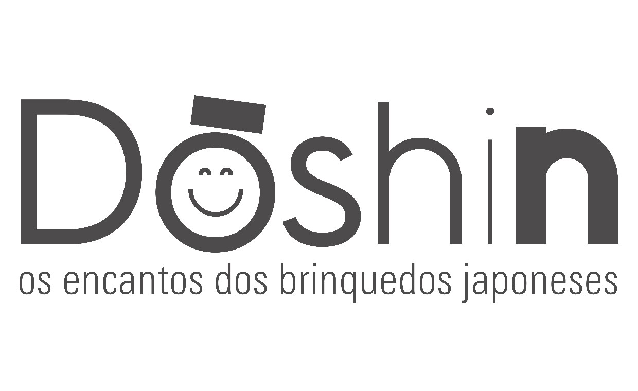 Sobre fundo branco, o título da exposição Dōshin – os encantos dos brinquedos japoneses, escrito com letras pretas, em duas linhas. A palavra Doshin, que remete a coração infantil, está em negrito em diferentes espessuras, e tem a letra O com olhos e boca sorridentes.