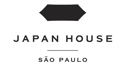 Logo da Japan House São Paulo. Centralizado no alto, um hexágono preto com os vértices de cima e de baixo mais compridos que as laterais. Abaixo, em letras pretas: Japan House. E mais abaixo, São Paulo. Entre as palavras, um fino risco preto.