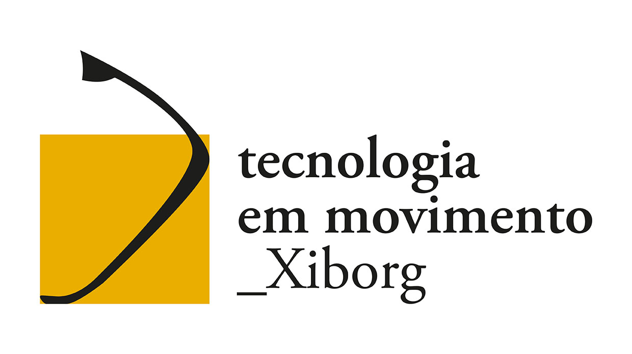 Logotipo da exposição, composto pela imagem de um quadrado amarelo com uma lâmina preta inserida quase toda dentro. Do lado direito a frase Tecnologia em Movimento. Abaixo _Xiborg.